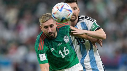 Héctor Herrera en el partido de México contra Argentina.