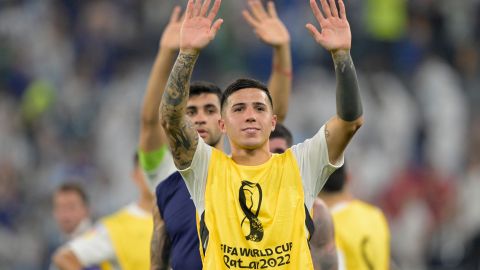 El mediocampista Enzo Fernández celebrando tras un partido de Argentina en Qatar 2022.