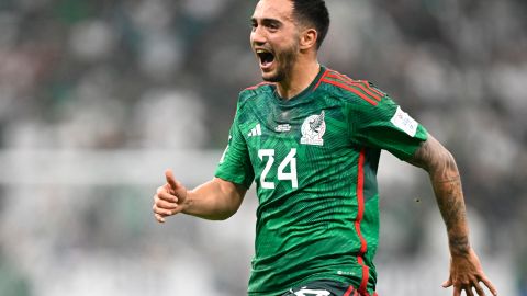 Luis Chávez celebrando su gol ante Arabia Saudita en Qatar 2022.