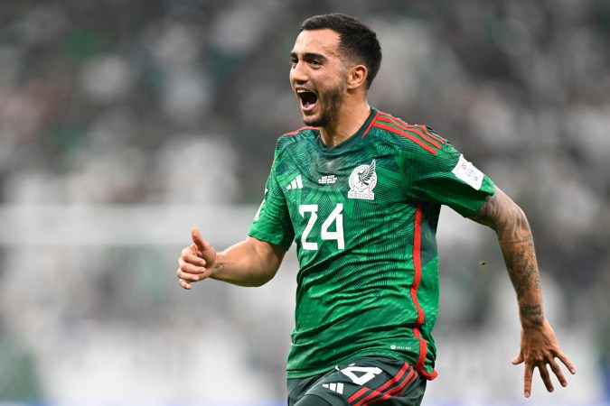 Luis Chávez, mediocampista mexicano que anotó gol en el Mundial Qatar 2022.