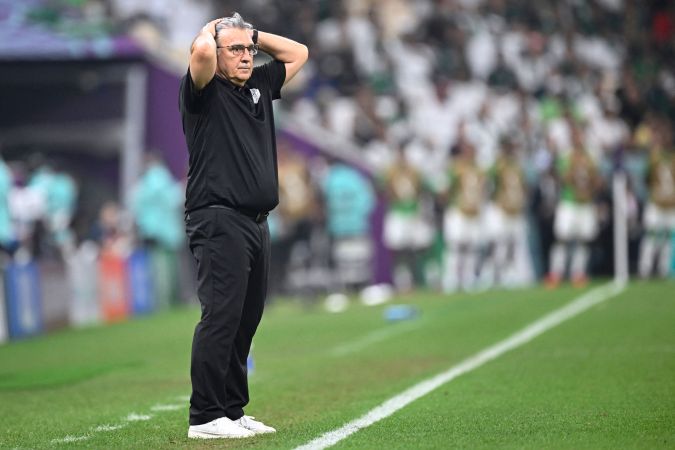 Gerardo 'Tata' Martino lamentándose en el partido de México ante Arabia Saudita.