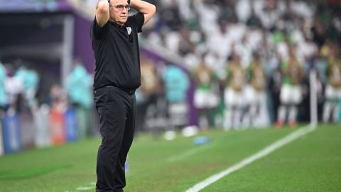 Gerardo 'Tata' Martino lamentándose en el partido de México ante Arabia Saudita.