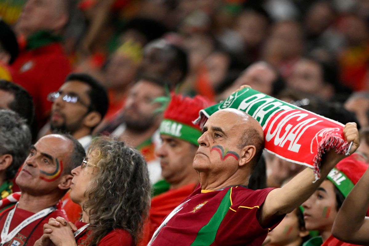 Covid in China: Chinese television censors images of World Cup fans without a mask
