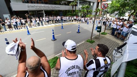Decenas de aficionados se dieron cita afuera del nosocomio donde se encuentra internado Pelé.