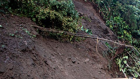 Deslizamiento de tierra sepulta camión en Colombia y deja más de 20 muertos