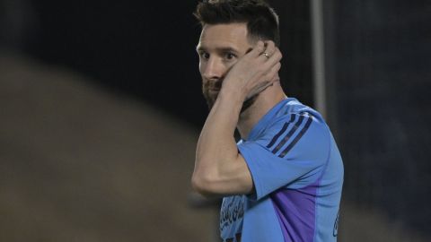 Diputada propone declarar a Lionel Messi persona non grata en México tras "patear" playera del Tri