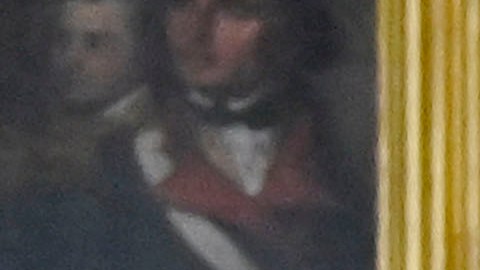 Nancy Pelosi aplaude al jefe de policía del Capitolio John Thomas Manger durante la ceremonia de entrega de medallas de oro del Congreso.