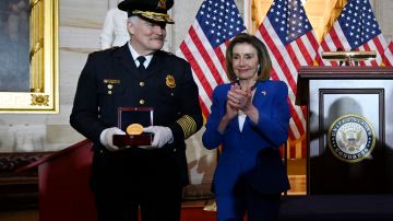 Nancy Pelosi aplaude al jefe de policía del Capitolio John Thomas Manger durante la ceremonia de entrega de medallas de oro del Congreso.