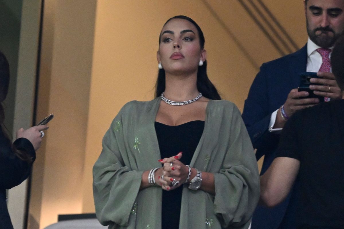 Desde su palco, Georgina Rodríguez escandalizó Qatar con un vestido de  escote peligroso - La Opinión