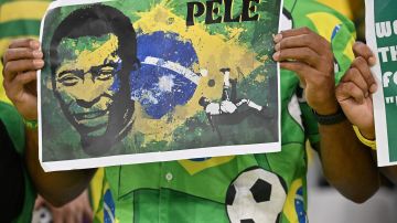 Cartel en apoyo a Pelé.