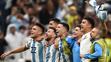 Jugadores de Argentina celebrando pase a semifinales en Qatar 2022.