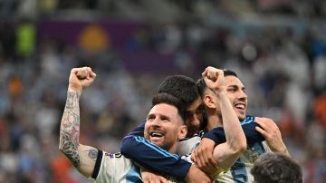 Lionel Messi celebrando pase a semifinales en Qaatar 2022 junto a Leando Paredes.
