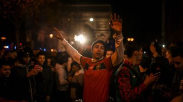 Un pequeño grupo de aficionados marroquíes generó disturbios en París, Francia, tras la victoria de su Selección frente a Portugal en Qatar 2022.