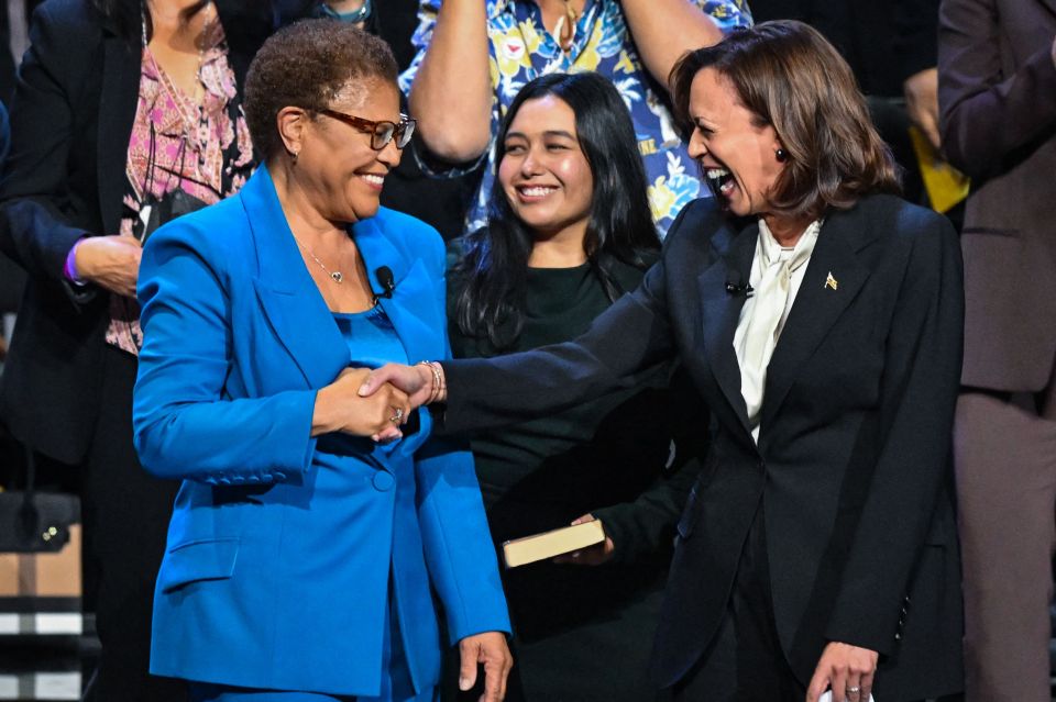 Karen Bass presta juramento como alcaldesa de la ciudad de Los Ángeles