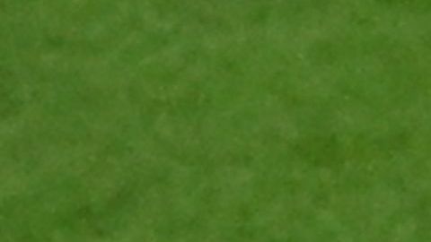 Julián Álvarez disputa un balón con Borna Sosa.