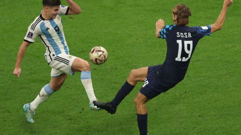 Julián Álvarez disputa un balón con Borna Sosa.