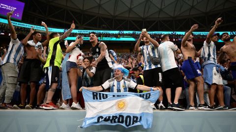 Hinchas argentinos en Qatar 2022.