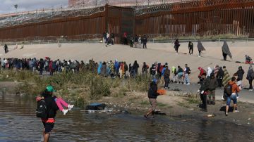 Inmigrantes cruzan el río Grande para entregarse a los agentes de la Patrulla Fronteriza en El Paso, Texas.