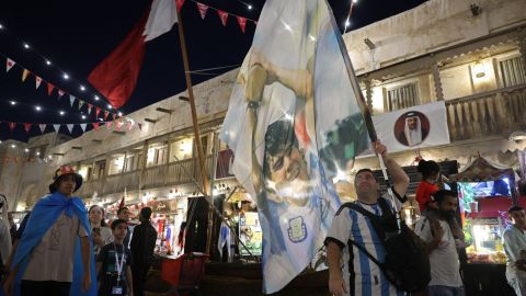 Hinchas de Argentina en Qatar 2022 con una imagen de Diego Maradona.