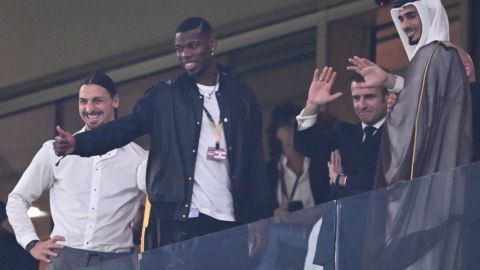 Los futbolistas Zlatan Ibrahimovic y Paul Pogba, junto al presidente de Francia Emmanuel Macron, en uno de los palcos del Estadio Lusail.