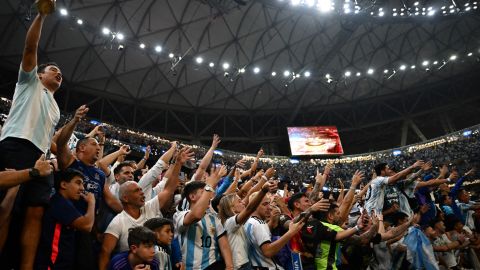 Aficionados presentes en la final del Mundial Qatar 2022 en el Estadio Lusail.
