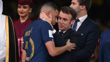 Presidente francés Emmanuel Macron (d) consuela a Kylian Mbappé (i) luego de perder la final del Mundial Qatar 2022 ante Argentina.