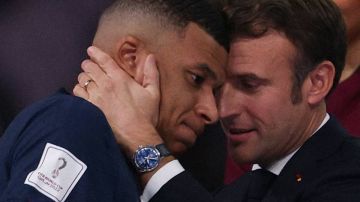 El presidente de Francia, Emmanuel Macron, intentó darle consuelo a "Les Bleus".
