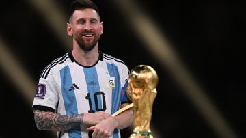 Lionel Messi con la Copa del Mundo 2022.