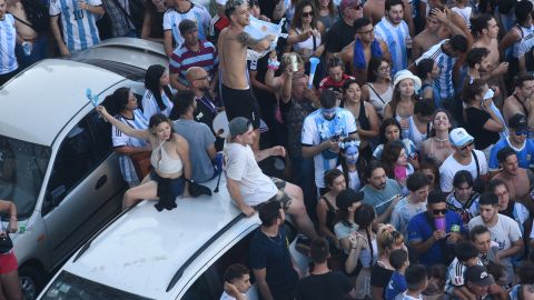 Aficionados albiclestes celebrando en Argentina.