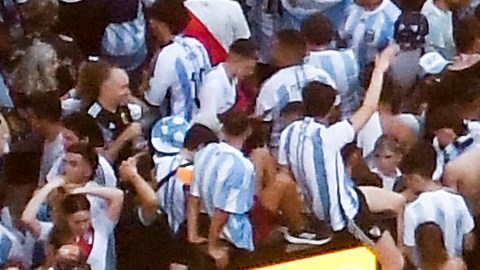 Hinchas celebran en Buenos Aires, Argentina.