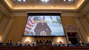 Donald Trump en una pantalla durante la audiencia final del Comité Selecto de la Cámara.