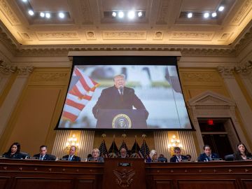 Donald Trump en una pantalla durante la audiencia final del Comité Selecto de la Cámara.