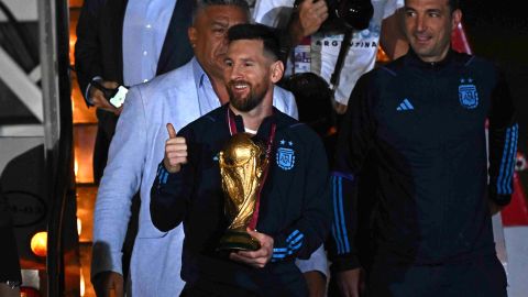 Lionel Messi llegando a Argentina con la Copa del Mundo.