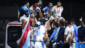 Jugadores de la selección de Argentina celebrando la Copa del Mundo con sus hinchas.