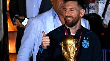 Lionel Messi con la icónica Copa del Mundo.