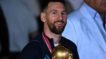 Lionel Messi llegando a Argentina con la Copa del Mundo.