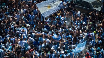 Aficionados argentinos celebrando el Mundial de Qatar 2022.