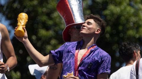 El delantero Julián Álvarez celebrando la obtención de la Copa del Mundo con Argentina.