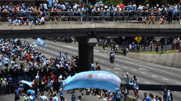 Aficionados argentinos celebrando la Copa del Mundo en Buenos Aires.