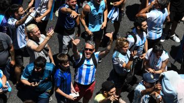 Aficionados argentinos celebrando la Copa del Mundo conseguida en Qatar 2022.
