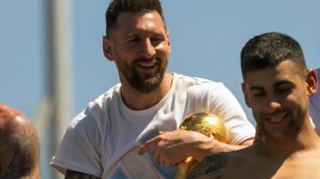 Lionel Messi celebrando en las calles de Argentina con la Copa del Mundo.
