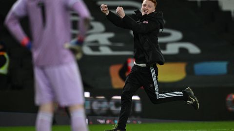 Aficionado invandiendo campo de fútbol durante un partido del Leicester en Inglaterra.