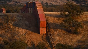 Arizona accedió a derribar el muro de contendores en la frontera.