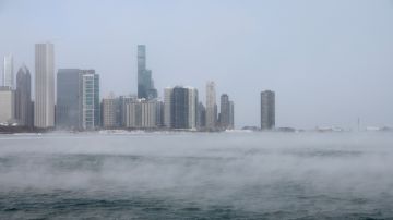 Niebla en el lago Michigan en Chicago el 23 de diciembre de 2022, donde las temperaturas alcanzaron los -6 F.