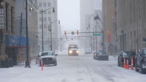 La fuerte nevada causada por la tormenta invernal en Detroit.