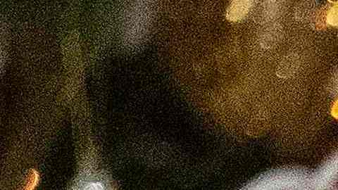 Joe Biden sostiene el libro mientras Jill Biden se lo lee a los niños.