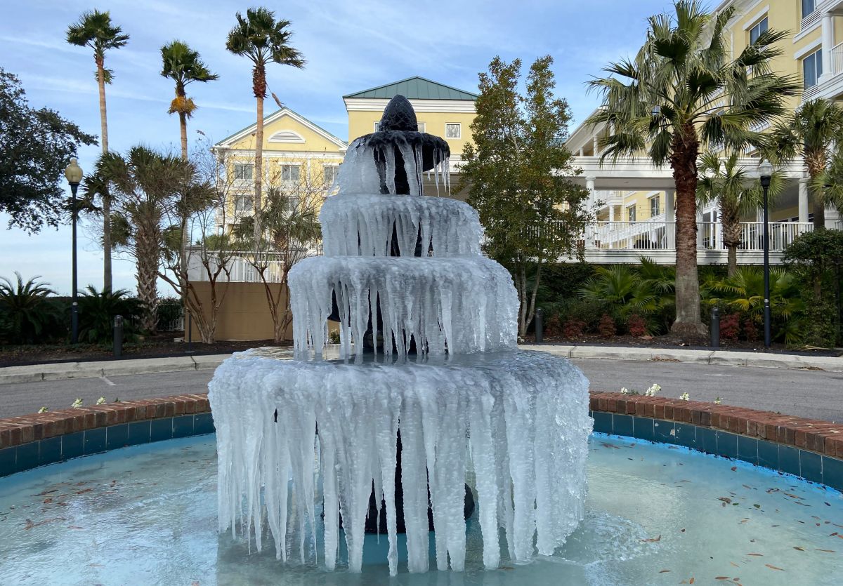 Una fuente con el agua helada en Charleston, Carolina del Sur, el 24 de diciembre de 2022.