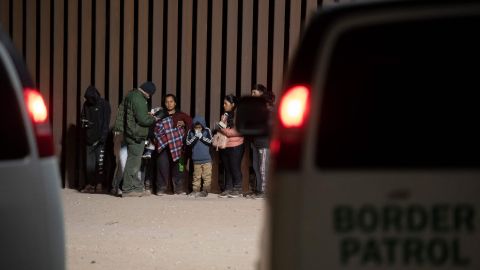 Solicitantes de asilo en la frontera cerca de Somerton, Arizona.