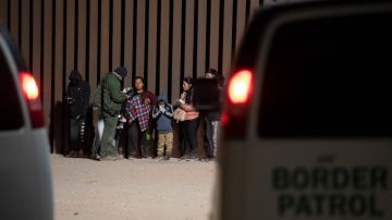 Solicitantes de asilo en la frontera cerca de Somerton, Arizona.