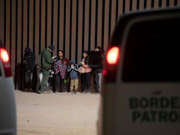 Solicitantes de asilo en la frontera cerca de Somerton, Arizona.